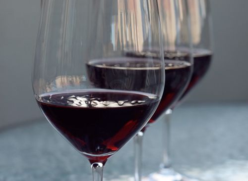 Красное вино в бокалах