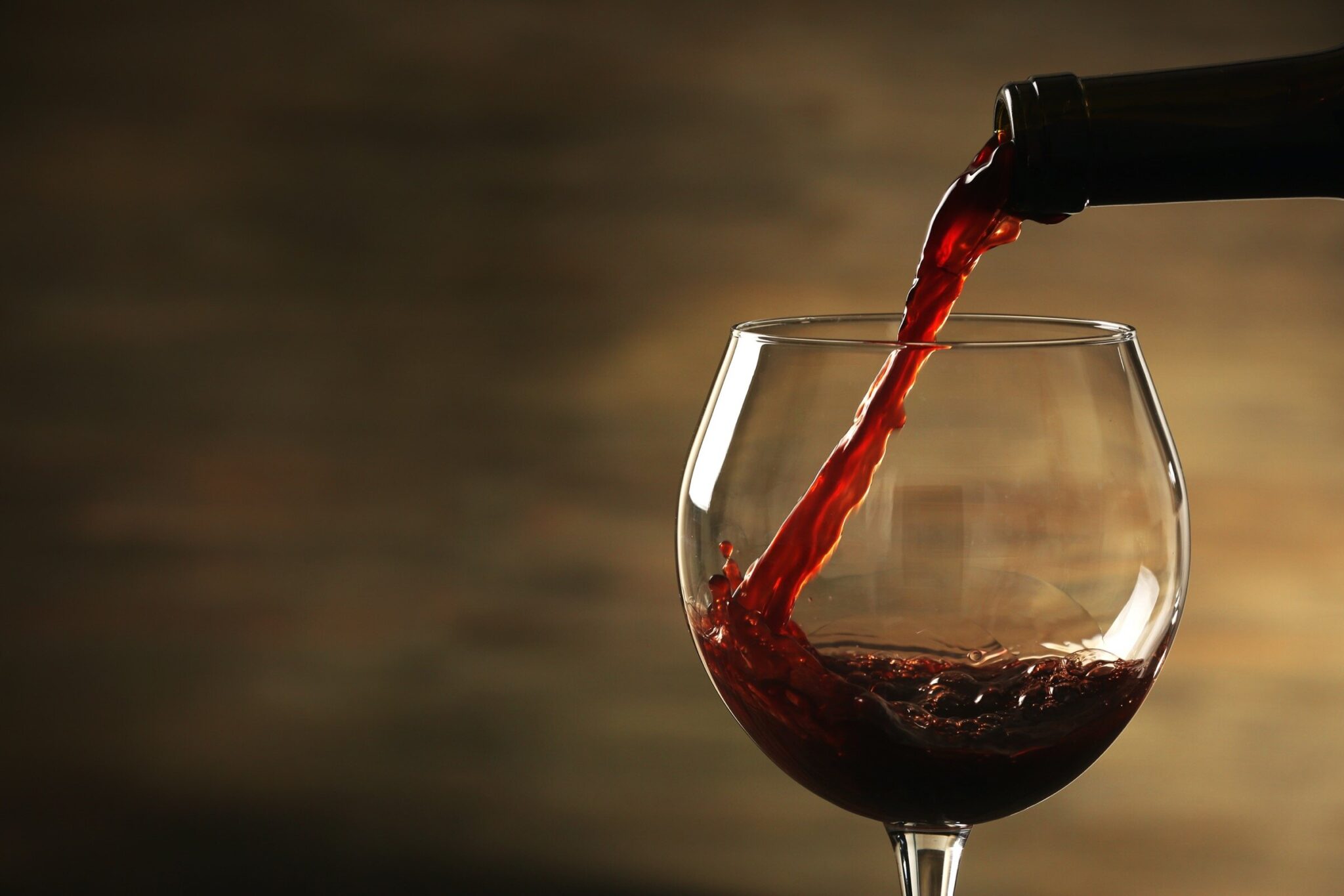 Пол бокала вина. Бокал с вином. Бокал красного вина. Красное вино в бокале. Фужеры для вина.