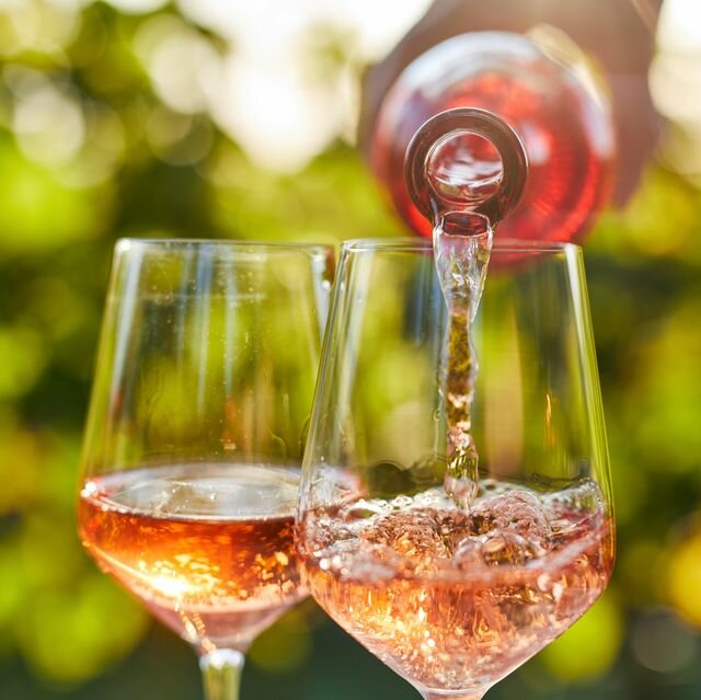 Розовое вино в бокале