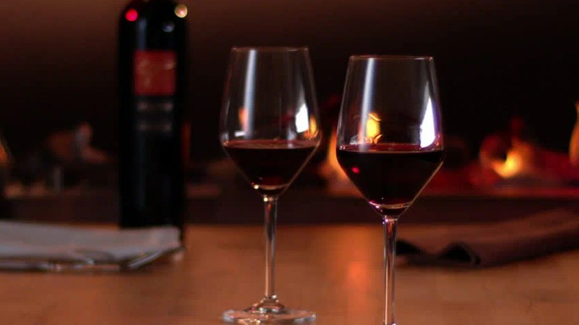 Два бокала с красным вином