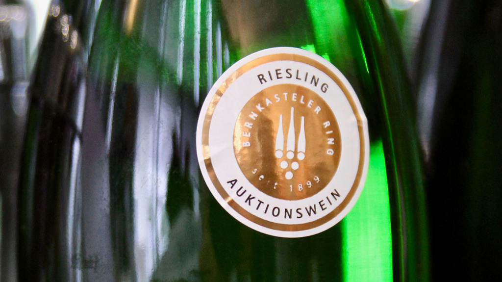 Наклейка на бутылке рислинга обозначает, что он куплен на немецком винном аукционе